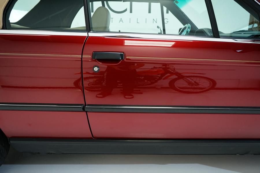 Детали экстерьера BMW 325i Convertible (Calypso Red) 1990 года  (фото 44 из 190)
